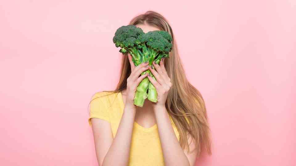 Brain food: Broccoli is great for keeping energy levels up.  Because the vegetables are full of fiber.  These ensure that digestion works more slowly and that the energy in food is utilized more slowly.  So it is not released all at once, but gradually.  Energy highs and lows can thus be avoided.  Carrots are also good sources of fiber.