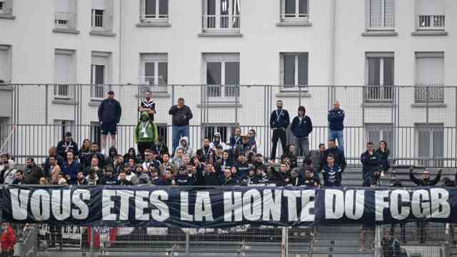 French Ligue 1: "You are the shame of the FCGB": Bordeaux fans at the last game of the season in Brest.