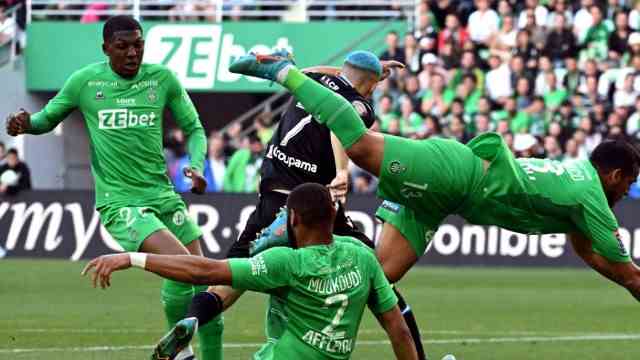 French Ligue 1: Upside down: St Etienne's defense against Auxerre.  Defender Harold Moukoudi (number 2) managed the feat of not winning a single one of his 28 games this season, including relegation.