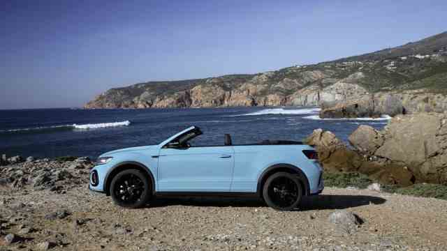 Purchase advice: Affordable convertibles are dying out.  The VW T-Roc is also the only SUC with a folding roof.