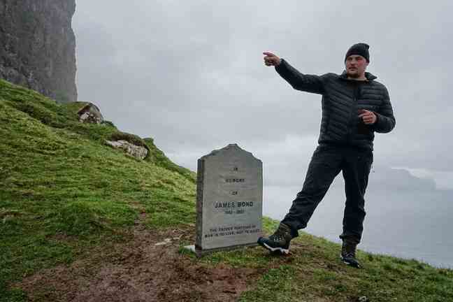 Farmer Johannus Kallsgard has had a stone erected in memory of James Bond, whose last adventures ended on his land in Kallur.