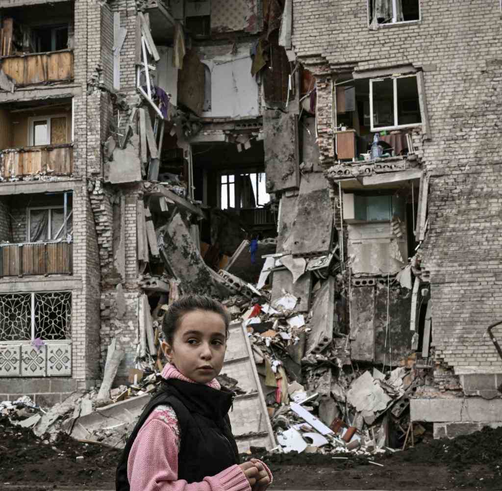 A girl in front of a destroyed building in Bakhmut in eastern Ukraine at the end of May