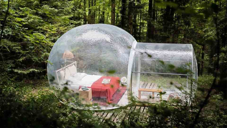 Zurich: nature room This inflatable bubble room with a double bed, toilet, drinking water, coffee machine and fireplace with grill is in the middle of the forest near the city.