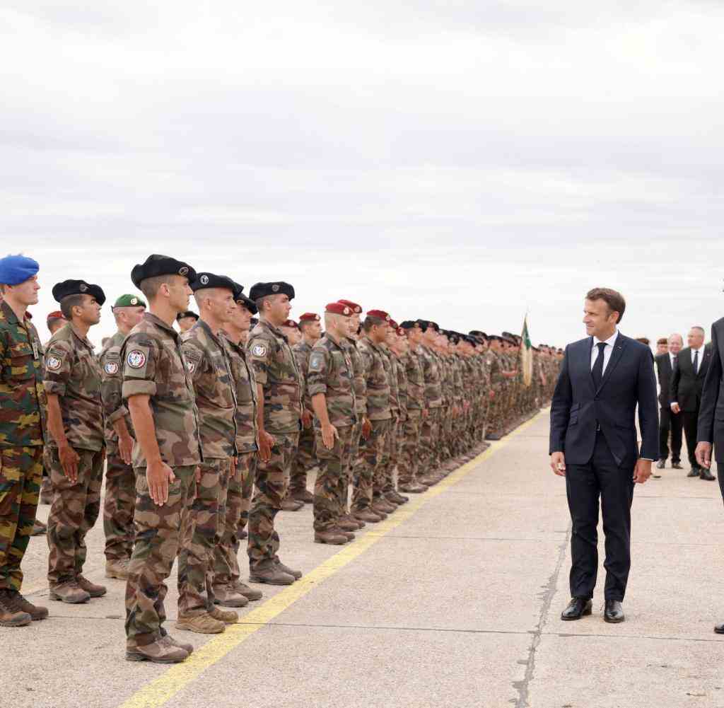 Frankreichs Präsident Emmanuel Macron und Rumäniens Präsident Klaus Iohannis auf der Mihail Kogalniceanu Air Base in Rumänien