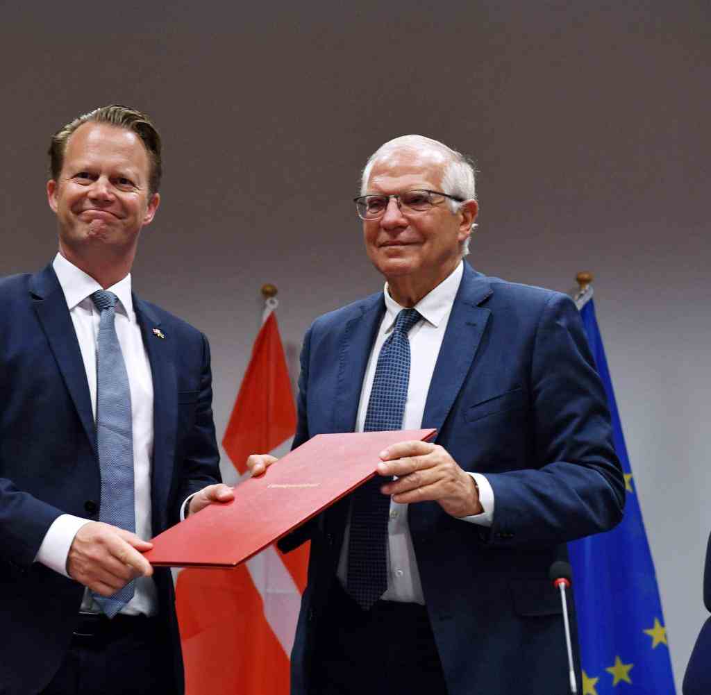 Außenminister Jeppe Kofod an der Seite des EU-Außenbeauftragten Josep Borrell bei der Unterzeichnung
