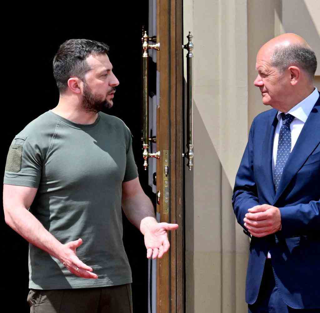 Ukrainian President Volodymyr Zelensky (L) and Chancellor of Germany Olaf Scholz talk prior a meeting in Mariinsky Palace, in Kyiv, on June 16, 2022. - It is the first time that the leaders of the three European Union countries have visited Kyiv since Russia's February 24 invasion of Ukraine. (Photo by Sergei SUPINSKY / AFP)