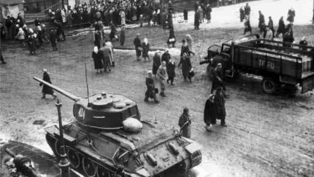 Andrea Tompa: "Omerta": After the uprising in Hungary in 1956, a Soviet tank stands on a square in Budapest.  This event is the core of contemporary history in Andrea Tompa's novel.
