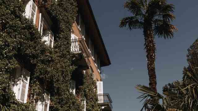 hotel "moonlight" in Bolzano: The facade is still entwined with ivy.