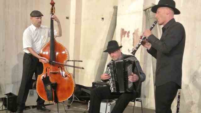 Concert series in Glonn: The "Klezmer Connection Trio" came to Glonn from Salzburg especially to present his new program in the Schrottgalerie.