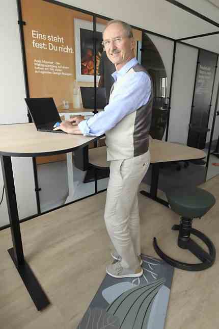 Health: Josef Glöckl's company now also offers a two-part desk that you can work at while standing.