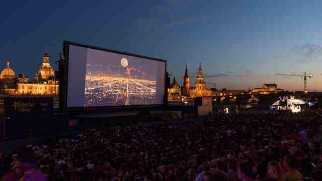 Favorites of the week: So beautiful here, you would also spend two hours looking at the silhouette of the city behind it: the "Film nights on the banks of the Elbe".
