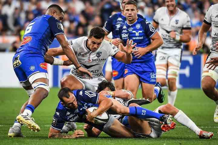 Castres player Julien Dumora is tackled during the Top 14 final between his team and Montpellier, June 24, 2022 at the Stade de France (Seine-Saint-Denis).  (MATTHEW MIRVILLE / AFP)