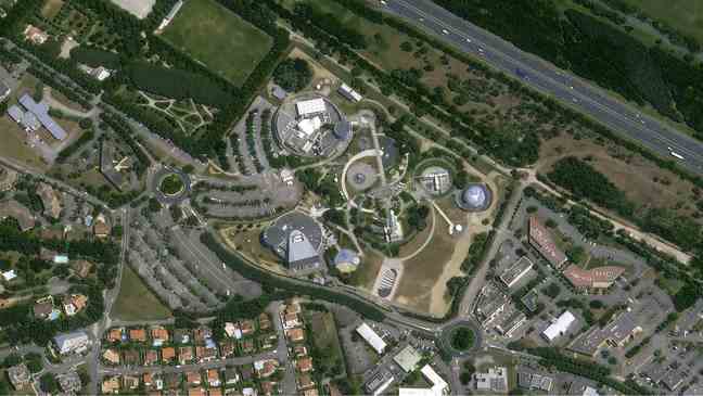 From above, you can see the craters that form the Cité de l'Espace.