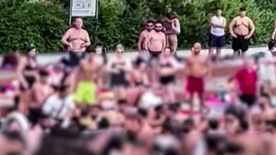 Mass brawl in a swimming pool in Berlin