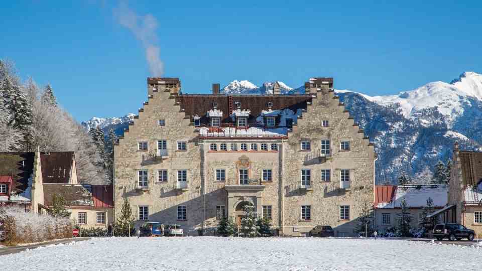 The luxury hotel Das Kranzbach in front of a wintry mountain backdrop