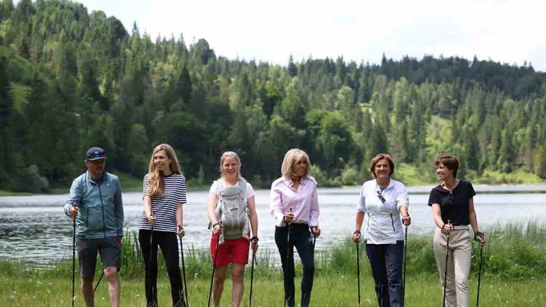Beim Nordic Walking (v.l.) Ski-Star Christian Neureuther, Carrie Johnson, Ex-Biathletin Miriam Neureuther, Brigitte Macron, Britta Ernst und Amelie Derbaudrenghien.