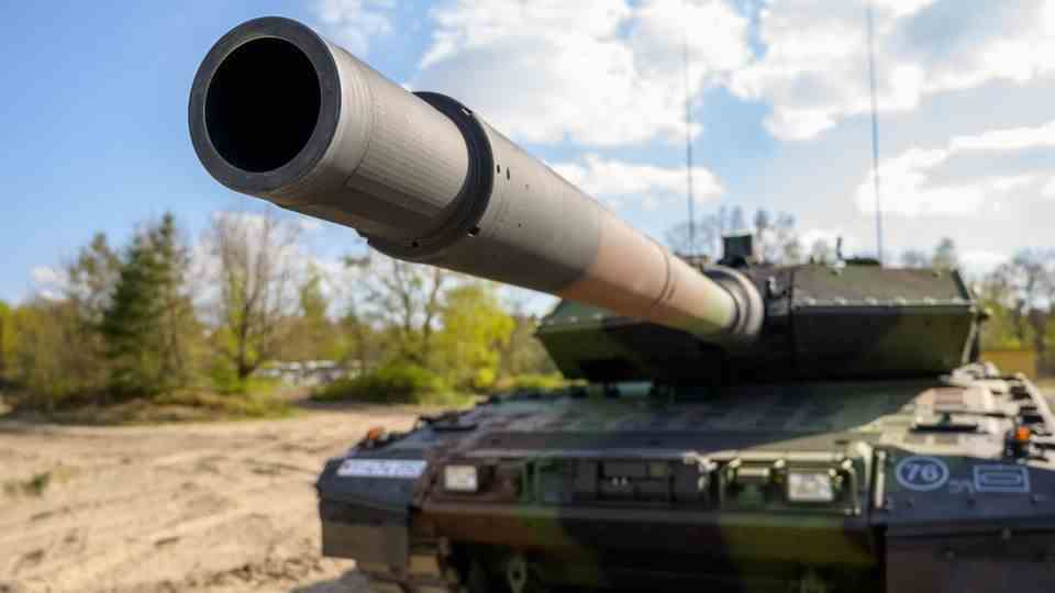 Because of Kaliningrad, the conflict between Russia and Lithuania threatens to escalate: symbolic tank image