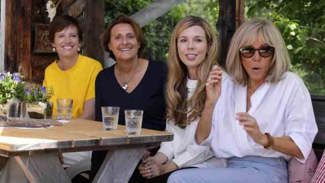 Impressionen rund um den G-7-Gipfel: Amelie Derbaudrenghien, Britta Ernst, Carrie Johnson und Brigitte Macron (von links) genießen ein Glas Wasser auf der Elmau Alm.