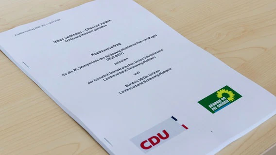 A copy of the coalition agreement between the CDU and the Greens in Schleswig-Holstein lies on a table.  © Frank Molter 