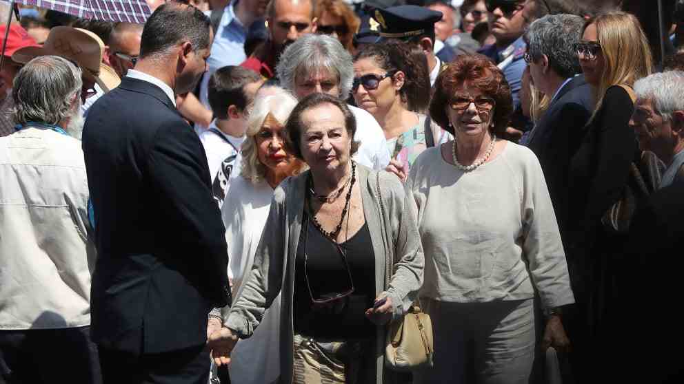 A woman of dignity: Maria (center) was married to Bud Spencer for 56 years.  At his funeral, she led the funeral procession in Rome