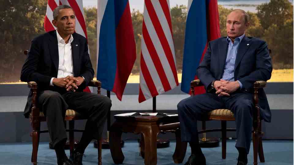 Former US President Barack Obama (left) and Russian President Vladimir Putin