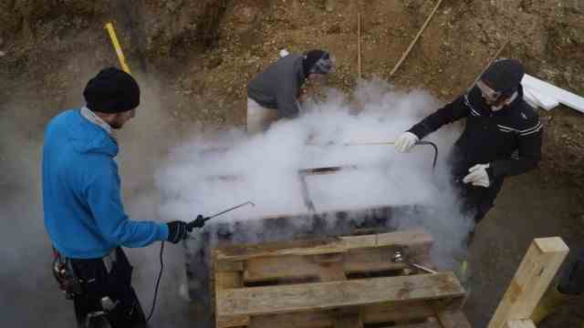 Archaeology: After recovery, all layers of the tomb and the earth block were flash frozen with liquid nitrogen.