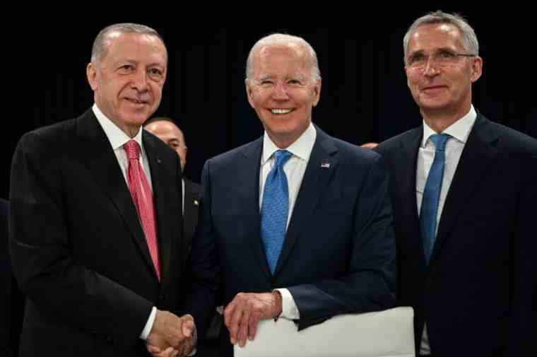 (lr) Turkish President Recep Tayyip Erdogan, his American counterpart Joe Biden and NATO Secretary General Jens Stoltenberg on June 29, 2022 in Madrid (AFP / GABRIEL BOUYS)