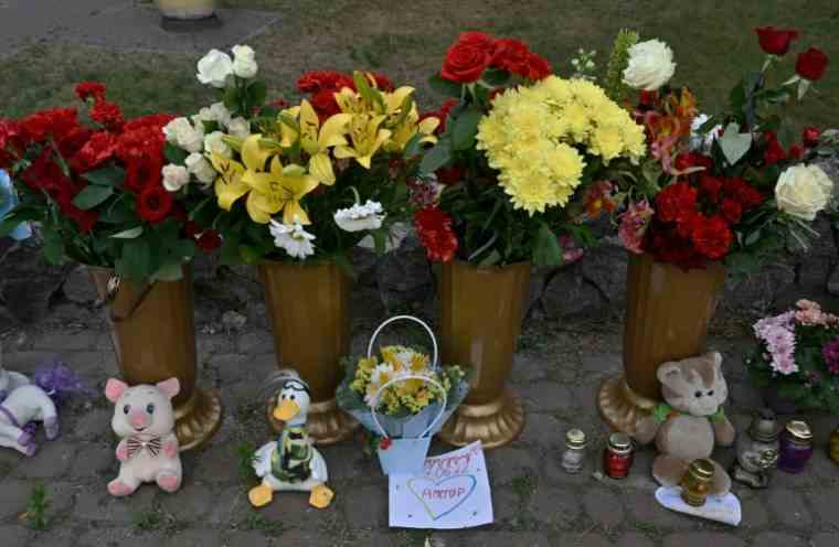 Flowers, candles and stuffed animals left outside the Kremenchuk shopping center the day after a Russian missile strike on June 28, 2022 in Ukraine (AFP / Genya SAVILOV)