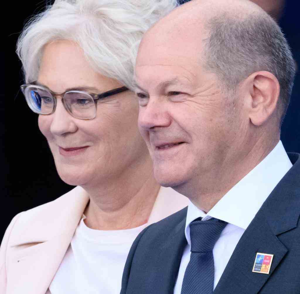 Chancellor Olaf Scholz with his ministers Christine Lambrecht (left) and Annalena Baerbock