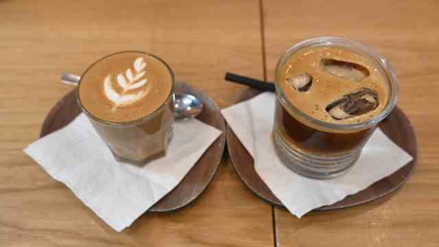 Coffee Box: In addition to classic coffee specialties, there are also more unusual drinks such as the espresso tonic (right).