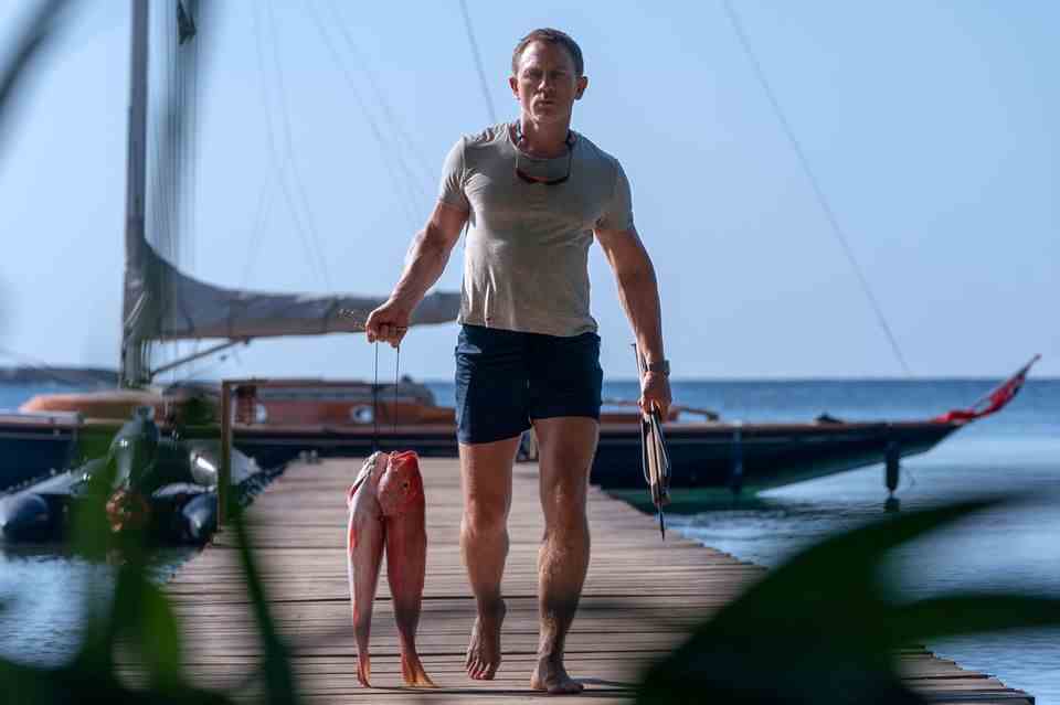 After his relationship with psychologist Madeleine Swann failed, James Bond (Daniel Craig) has withdrawn from the world.  Nobody knows where he is, not even the British secret service MI6.  At the beginning of "no time to die" we see the former agent fishing in Jamaica.  But he doesn't stay undisturbed for long.