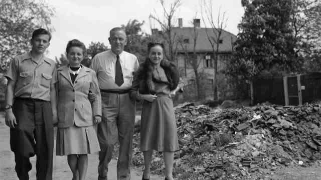ARD documentary: As if nothing had happened: Fritz Julius Kuhn in 1946 with his family.