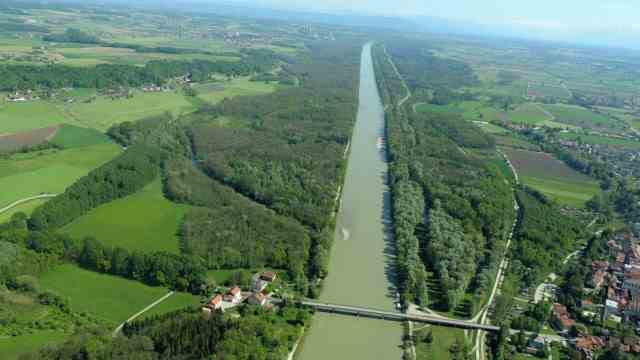 Energy transition: In the Tittmoninger basin, the bed of the Salzach resembles a narrow canal that is exactly 114 meters wide.  Nevertheless, it is considered to be the last free-flowing river in the foothills of the Alps in Bavaria.