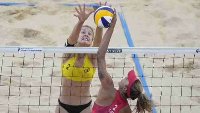 Beach Volleyball World Championship: "A clear blocker": Svenja Müller (left) tries to prevent her Canadian opponent Brandie Wilkerson from scoring.