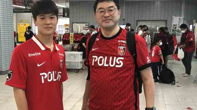 Corona in Japanese football: two who would love to support their Urawa Red Diamonds louder again: Yoshio Kobayashi (right) and his son Takahiro.