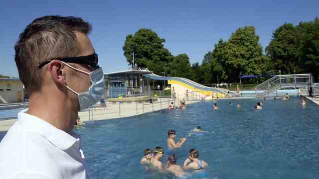 Saving energy: Swimming champion Sante Ciavarella covers the pools in the Haar outdoor pool overnight so that the water does not cool down too much.