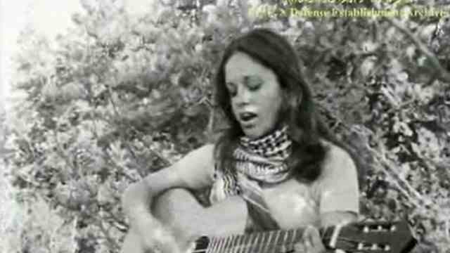 Documenta: Zeinab Shaath singing in English: Screenshot of the film "The Urgent Call of Palestine" by Ismail Shammout (1973).
