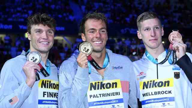 Florian Wellbrock at the swimming world championships: Podium: Silver goes to Bobby Finke (left), gold to the Italian Gregorio Paltrinieri (middle) and bronze to Florian Wellbrock.