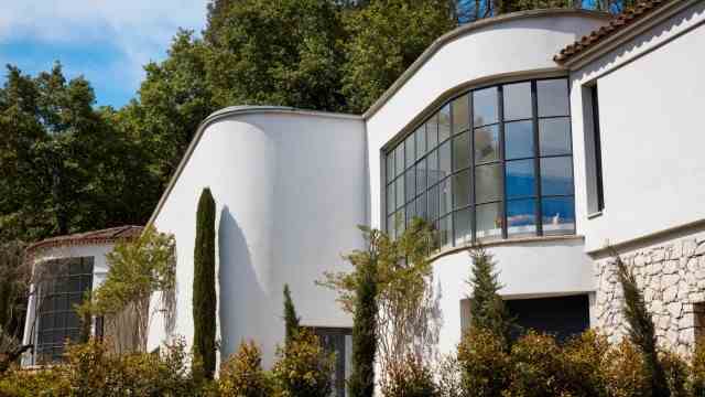 Artist hostel on the Côte d'Azur: The CAB art foundation is based in Saint-Paul-de-Vence in a house with curved 1950s architecture.