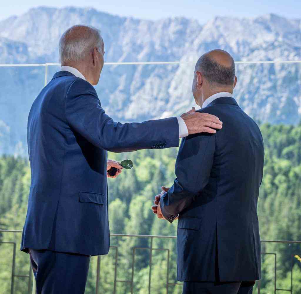 June 26, 2022, Bavaria, Elmau: Federal Chancellor Olaf Scholz (SPD) is standing next to US President Joe Biden (l) at the beginning of a bilateral meeting before the start of the actual summit meeting.  Germany is hosting the G7 summit of economically strong democracies from June 26 to 28, 2022 at Schloss Elmau.  On the first day of the summit, the global economic situation, climate protection and foreign and security policy with the sanctions against Russia will be discussed.  Photo: Michael Kappeler/dpa +++ dpa picture radio +++
