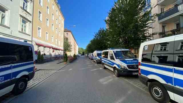 Consequences of the G-7 summit: Parked: Only police vehicles may be parked on Spicherenstrasse in Haidhausen during the G-7 meeting.