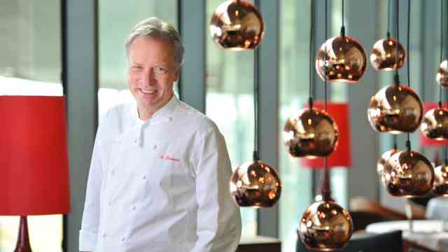 Gourmet guide Gault & Millau: Three red toques were awarded: the dining room in the BMW world under head chef Bobby Bräuer, ...