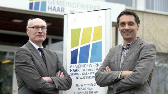 E-mobility: Walter Dürr (left) and his deputy Rainer Mendel run the Haar municipal works.