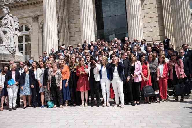 The new deputies Together!  pose around the president of the group, Aurore Bergé, in front of the Palais-Bourbon, in Paris, on June 22, 2022.