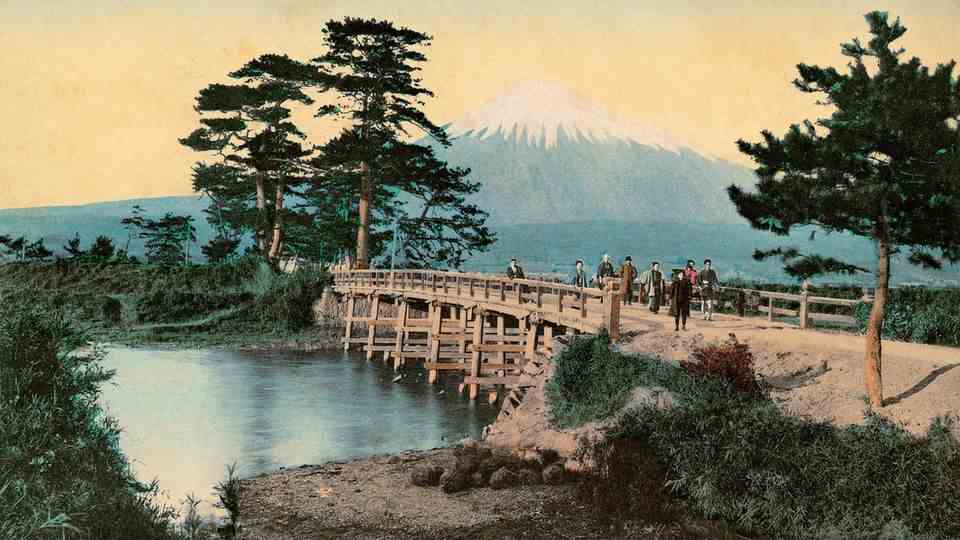 Image 1 of 10 of the photo series to click: Journey to the Far East, to the roots of Japanese culture.  The new picture book "Japan 1900" shows colored black and white photographs from the Meiji period, when the country opened up after a long period of isolation.