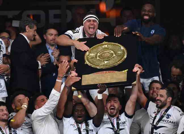 Guilhem Guirado and Fulgence Ouedraogo end their career on a Brennus Shield with Mohed Altrad's Montpellier (left).