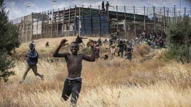 NATO summit: Migrants who have climbed the border fence of the Spanish exclave of Melilla: 37 people died here over the weekend, Moroccan border guards tried to stop them by force.