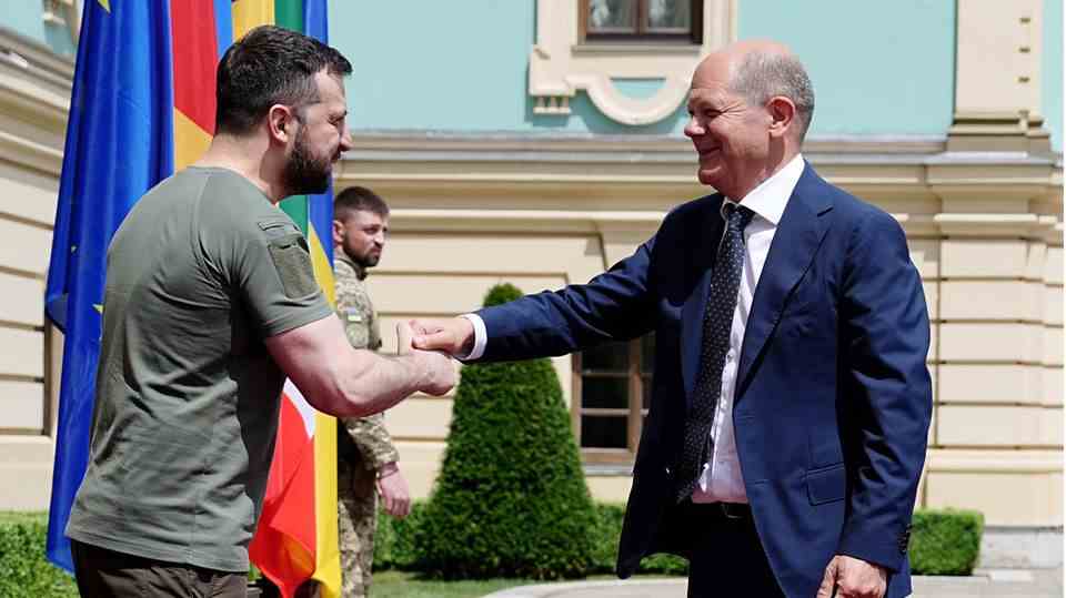Olaf Scholz and Volodymyr Zelenskyj welcome each other in Kyiv