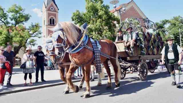 Olching: The carriage of the two festival beer breweries is part of the pageant through Olching.