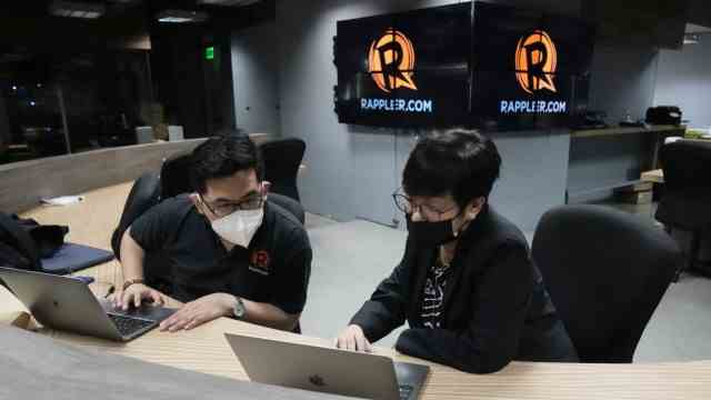 Philippine investigative platform "rappler": Was that it? "rappler"-Employees follow the statement of their boss on a laptop.